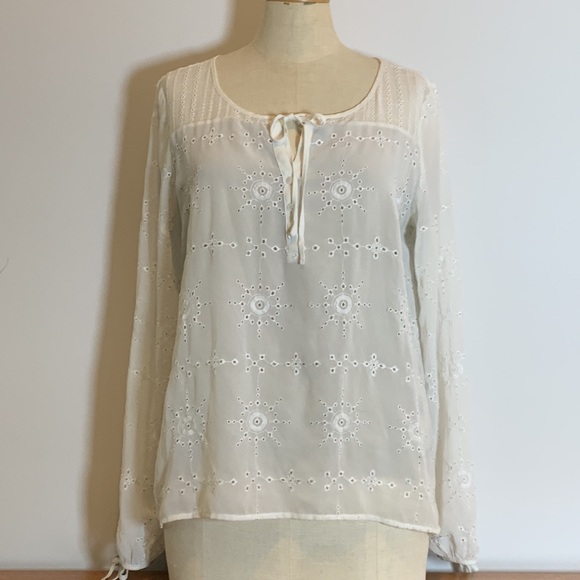 GUESS cream & beige tie front lined eyelet blouse, w/ tie at wrist. M - Picture 2 of 8